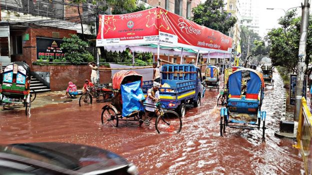 Suburbio de Daka, Bangladesh where blood and floodwaters have mixed.