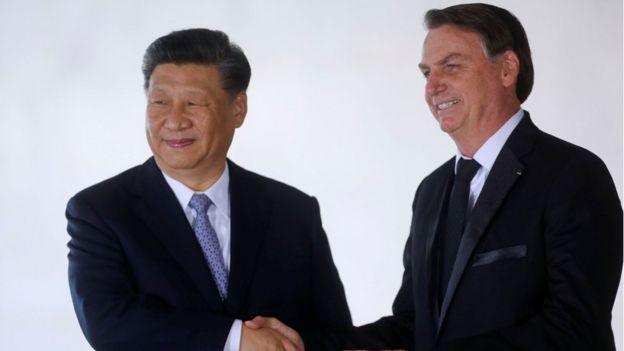 O presidente Jair Bolsonaro (dir.) cumprimenta o líder chinês Xi Jinping