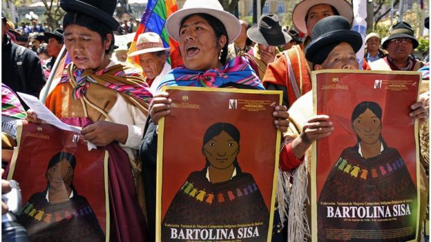 Mujeres con carteles de Bartolina Sisa