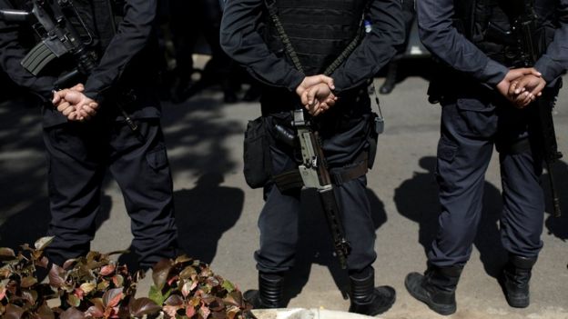 Policiais participam de enterro de colega morto na Rocinha