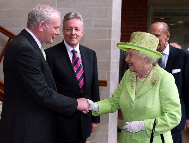 ملکه الیزابت و مارتین مک گینس، وزیر اول ایرلند شمالی و فرمانده سابق ارتش آزادیبخش ایرلند