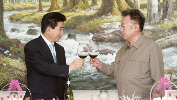 Cựu Tổng thống Roh Moo-Hyun, trong ảnh chụp cùng nhà lãnh đạo Bắc Hàn Kim Jong-Il tháng 10/2007, từng là đồng nghiệp của ông Moon Jae-in