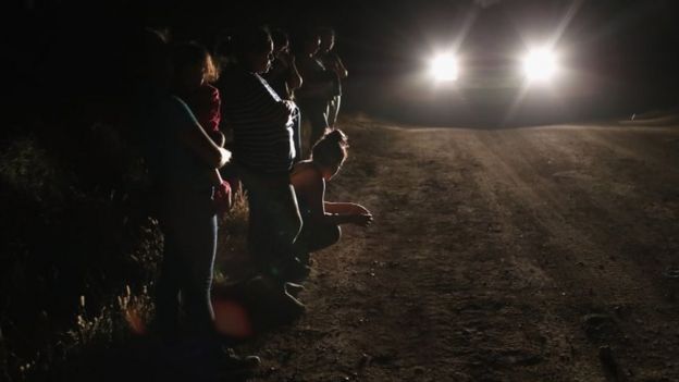 Migrantes indocumentados siendo interceptados por la Patrulla Fronteriza de EE.UU.