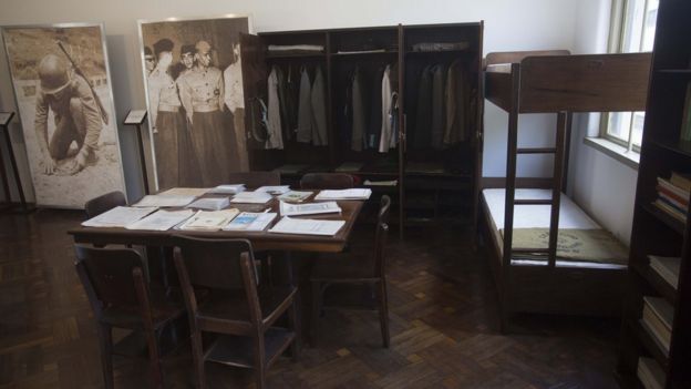 Um módulo do alojamento dos cadetes aberto a visitação: cada quarto tem seis camas de beliche para doze cadetes, e uma porta de armário para cada um