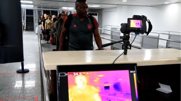 Nijerya'daki Murtala Muhammed Uluslararası Havalimanı'nda yolcuların vücut ısısı ölçülerek tetkik yapılıyor