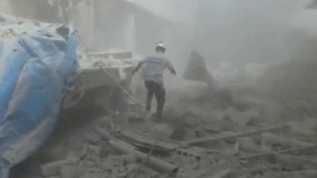 Un rescatista huye de un sitio donde supuestamente hubo un ataque químico