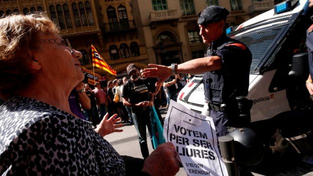 Mossos con manifestantes