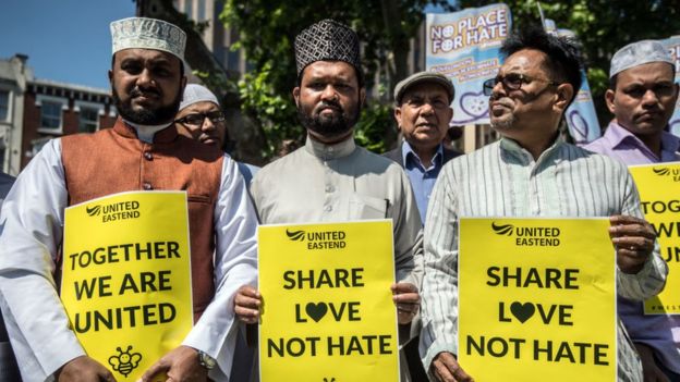 Прихожане лондонской мечети собрались в память жертв теракта в Манчестере