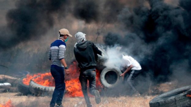 Palestinians burn tyres to create smokescreen on the border
