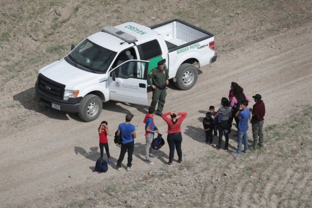 Migrantes siendo detenidos por la Patrulla Fronteriza