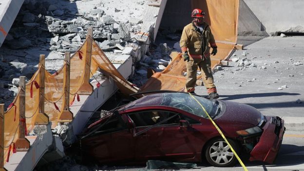 Carro atingido pela ponte caída