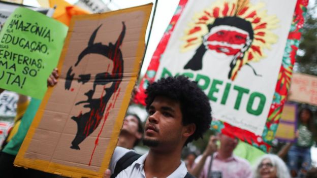 Manifestante no Rio de Janeiro exibe cartaz satirizando Bolsonaro