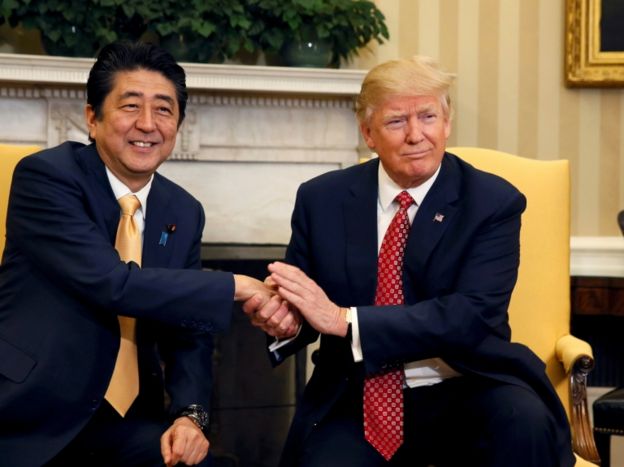 Abe y Trump se elogiaron mutuamente ante los medios.