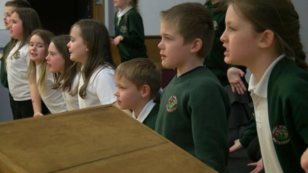 Gwobrwyo ysgol yn Sir Gâr am hyrwyddo'r Gymraeg - BBC Cymru Fyw