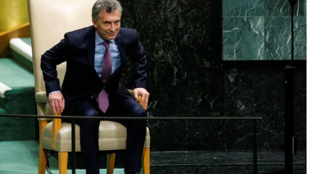 Mauricio Macri se levanta de uma cadeira