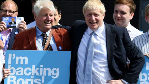 Stanley Johnson, haciendo campaÃ±a junto a su hijo Boris, para el liderazgo del Partido Conservador.