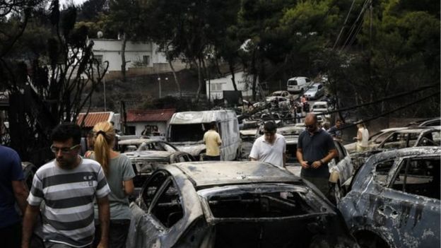 24 iyulda Afina yaxınlığında yanmış avtomobillər