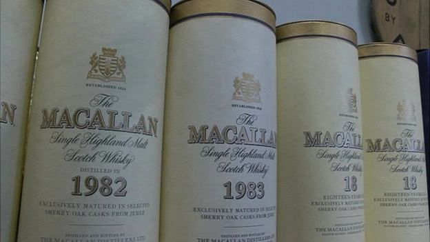 Garrafas de uísque Macallan lado a lado