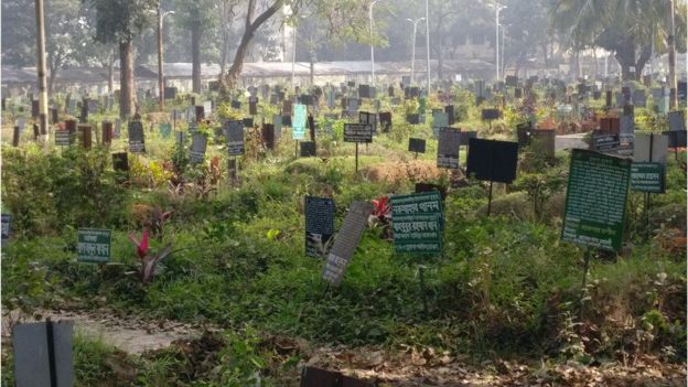 আজিমপুরের কবরস্থানটিতে ৩০ হাজারের মতো কবরের যায়গা হয়।