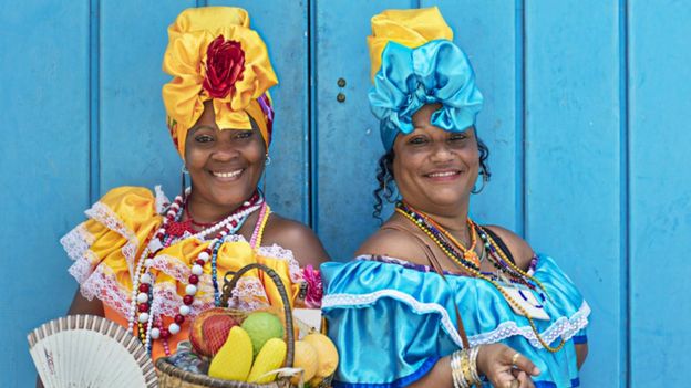 Mujeres con trajes típicos en Cuba.