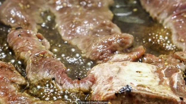 Galbi là một món ăn truyền thống của Hàn Quốc với sườn bò cắt ngắn, được ướp và nướng trên than có khói.