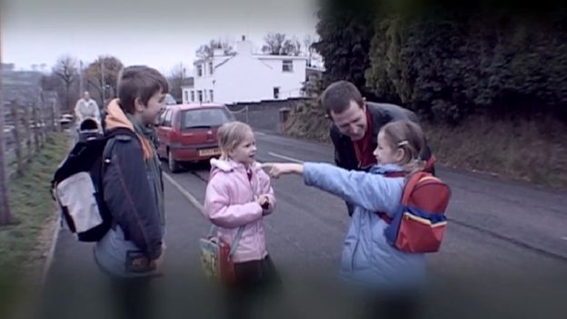 Sean, Claire a Lousie Ruysch gyda'i tad ar ddiwedd eu diwrnod cyntaf yn Ysgol Cribyn, Medi 2003