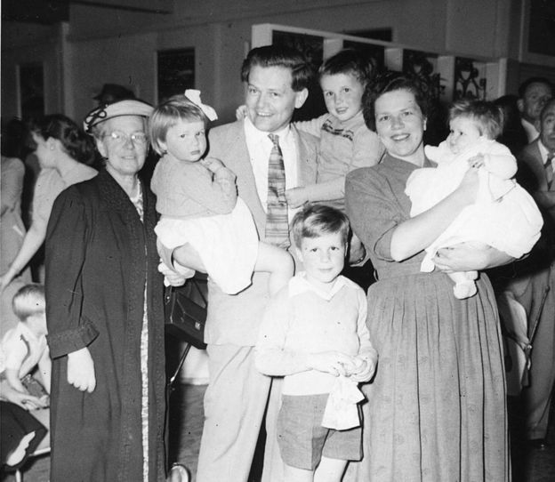 En 1958, David Warren con su esposa y sus cuatro hijos, cuando estaba en medio de afinar su invento.