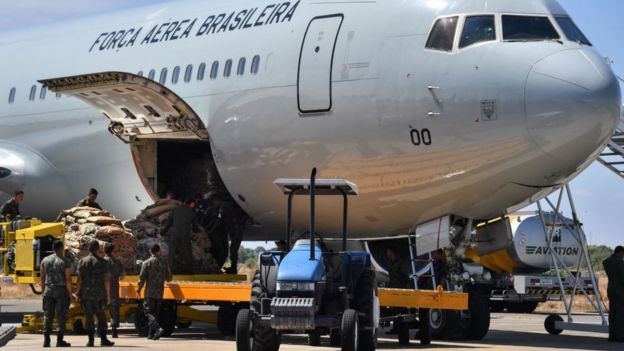 La Fuerza Aérea de Brasil trasladó ayuda hasta el estado de Roraima, fronterizo con Venezuela.