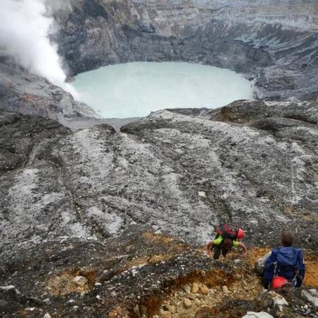 El agua de Laguna caliente es 10.000 veces más ácida que la que sale por el grifo de las casas.