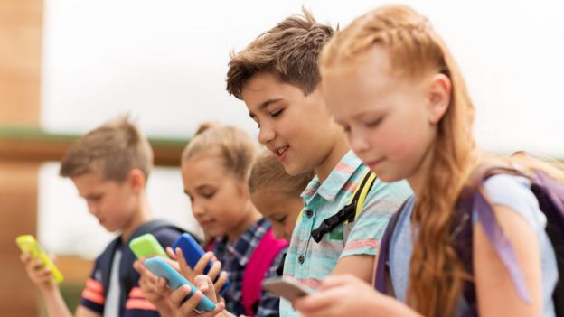 niños usando celular