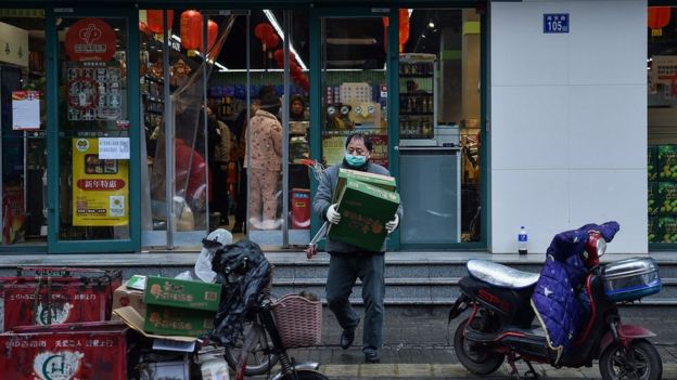 Homem sai de mercado em Wuhan