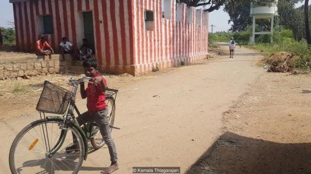 காலணிகளுக்கு தடை விதித்த தமிழக கிராமம்