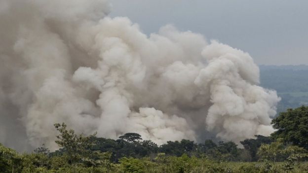 Una columna de humo en el volcán de Fuego