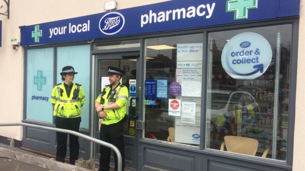 PolicÃ­a britÃ¡nica a las puertas de una farmacia Boots en Amesbury.