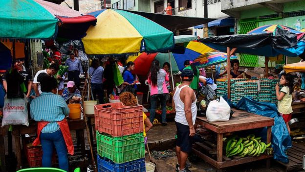Personas en un mercado en Iquitos, Perú.