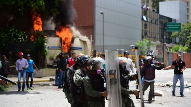 Empleados de la televisora estatal Venezolana de Televisión (VTV) y agentes de la Guardia Nacional se enfrentaron con manifestantes opositores cerca de la sede del canal.