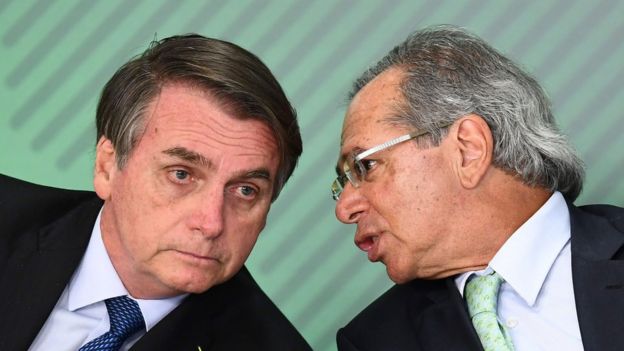 O presidente Jair Bolsonaro e o ministro da Economia, Paulo Guedes, durante cerimÃ´nia no PalÃ¡cio do Planalto em 8 de abril de 2019