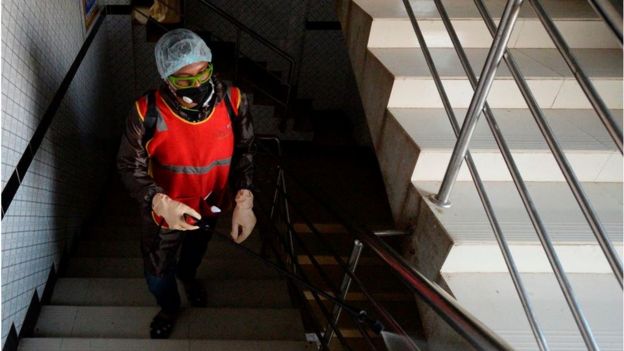 অনেকে বাড়তি সতর্কতা হিসেবে ভবন জীবাণুমুক্ত করছেন।