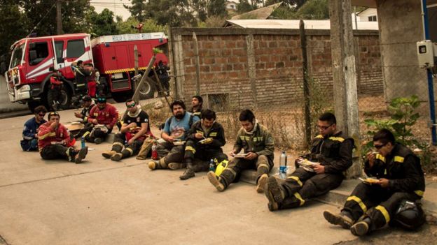 Pocos bomberos chilenos la pasan mal. Andan entre un chiste y el otro. Seriedad solo durante el combate en el bosque.