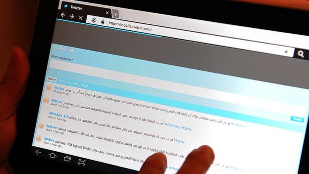 Una mujer saudita revisa su cuenta de Twitter en una tableta