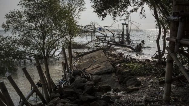 Pembangunan infratruktur seperti jembatan dan jalan yang minim di daerah-daerah menjadi alasan pengucuran dana desa