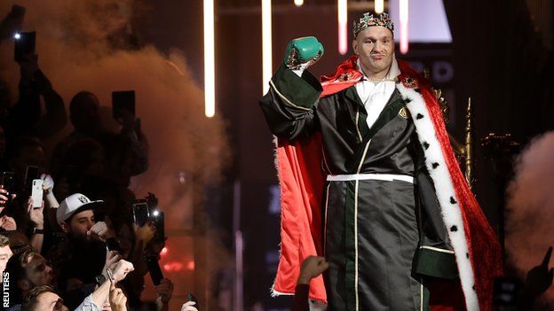 Tyson Fury makes entrance to the ring dressed up in a crown and robe