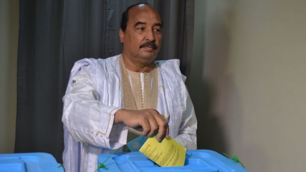 President Mohamed Ould Abdel Aziz of Mauritanian casts his vote in country's constitutional referendum