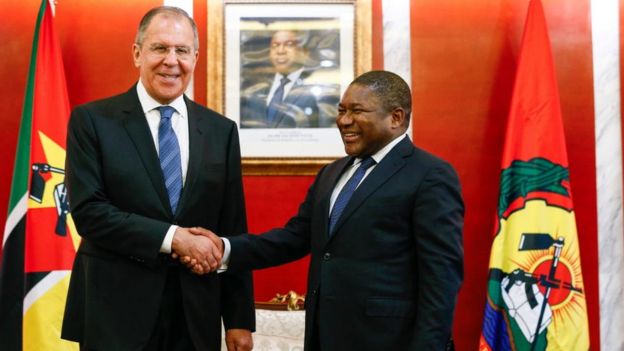 El ministro de Relaciones Exteriores de Rusia, Sergei Lavrov (izq.), con el presidente de Mozambique, Filipe Nyusi, en marzo de 2018