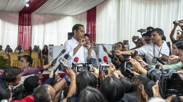 Wartawan mewawancarai Presiden Jokowi dan Ibu Negara Iriana