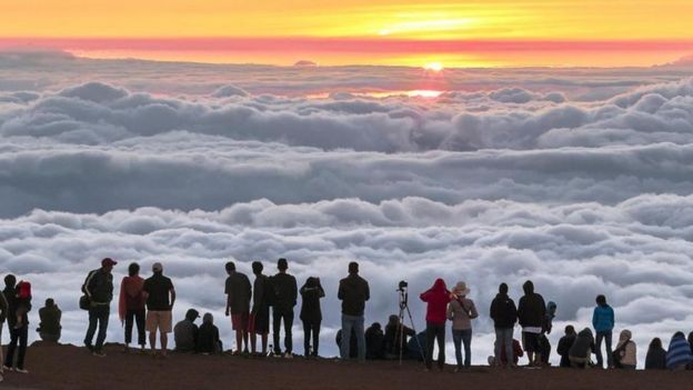 Personas mirando al horizonte