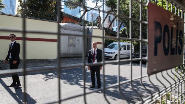 Security personnel stand outside the Saudi consulate in Istanbul (2 October 2019)