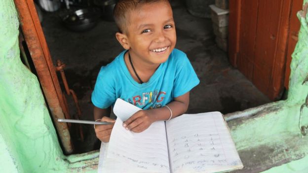 கல்வி கற்கும் குழந்தை