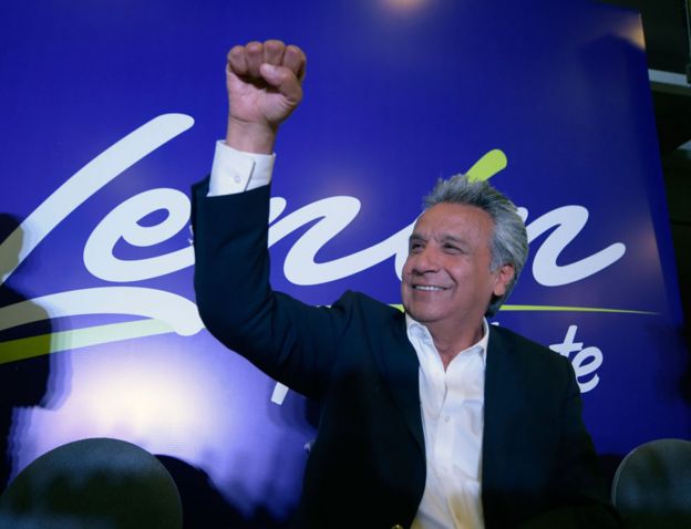 Lenín Moreno celebra tras ganar las elecciones en la primera vuelta.