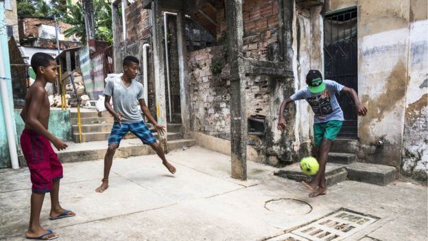 Niños jugando al fútbol en la calle en Salvador